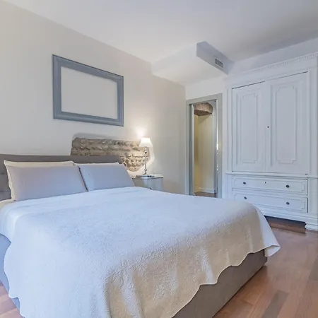 Thea - Centro Storico 4*